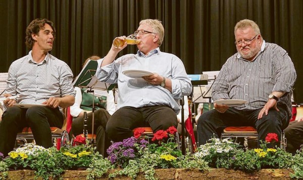 Bier zur Neutralisation des Schokoladengeschmacks: Die Brgermeister Sebastian Bernard, Klemens Betz und Daniel Stoffels (von links) auf der Bhne in der Sternberghalle. Mehr Bilder gibt es unter www.swp.de/muensingen.